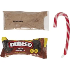 Chope en verre père Noël avec cookies et sucre d'orge Préparation Culinaire