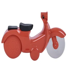 Roulette à pizza forme scooter rouge ou bleu Préparation Culinaire